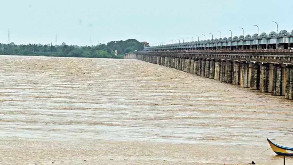Godavari Flood Alert Dowleswaram Barrage Water Level Near First Warning