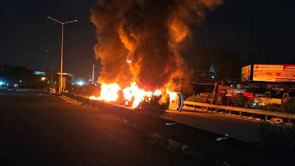 Lpu Students Protest Clash With Punjab Police Vehicles Damaged Amid Rape Allegation